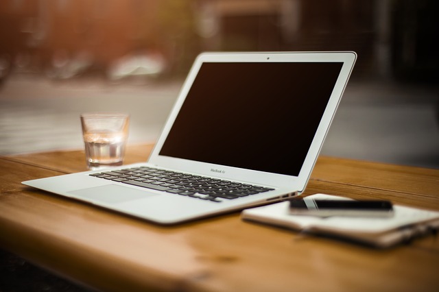 macbook na stole